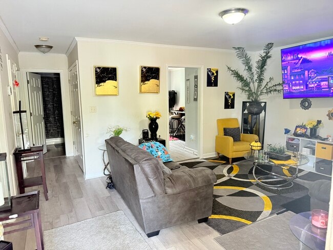 Photo - 1147 Alexander St