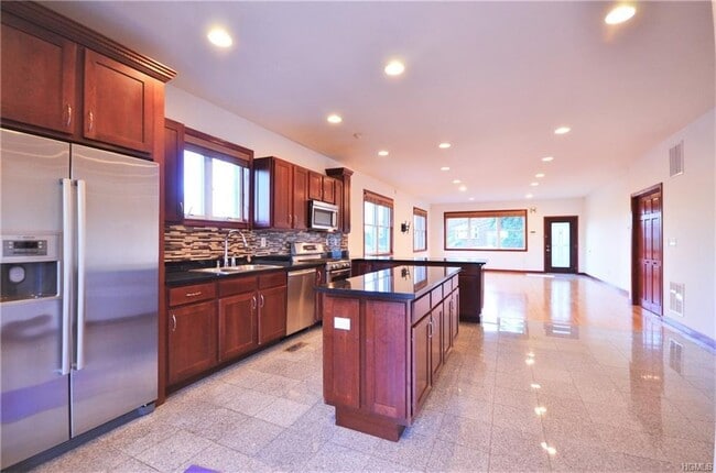 Building Photo - 73 Edgewood Ave Unit 1st Floor