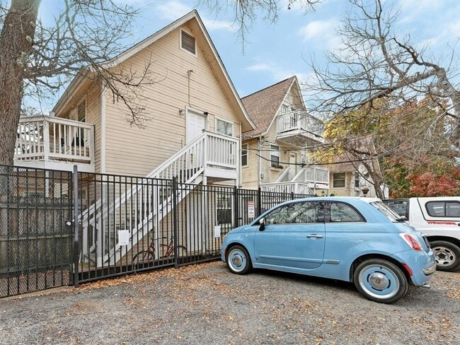 Building Photo - 1110 W 22nd St Unit 7 Rental