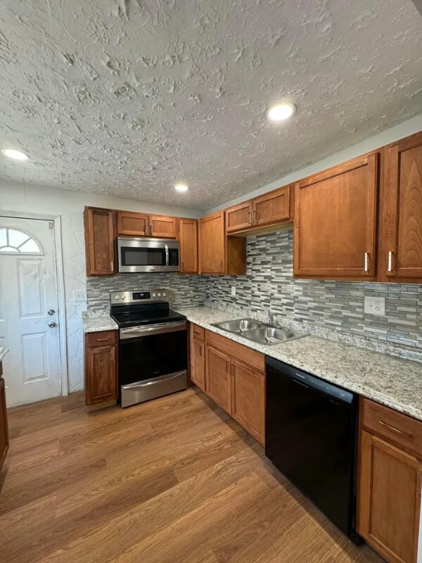 Photo - 2542-2542 Steele Ave