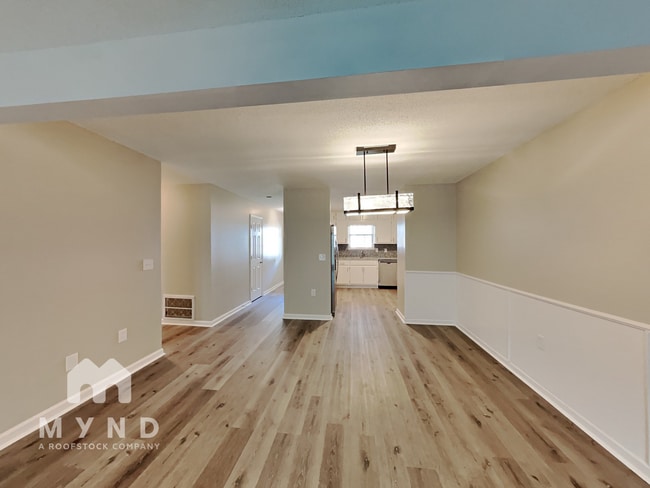 Photo - 208 Oak Cir N