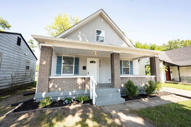 Building Photo - "Spacious 4-Bedroom Gem with 2 Full Baths ...