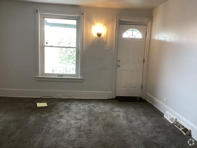 Building Photo - 558 Walnut St Rental