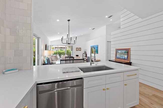 Photo - 15 Commodore Pl