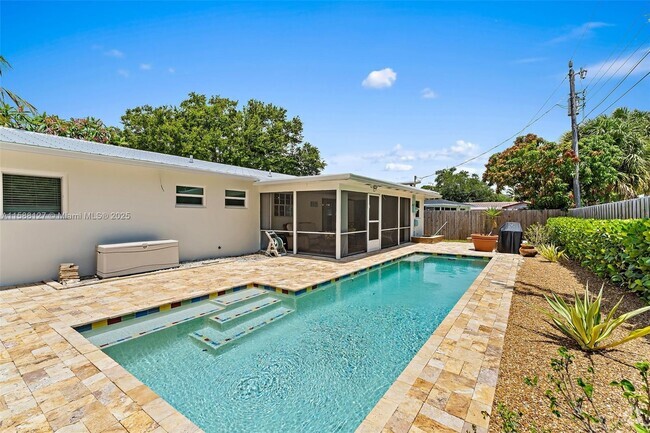 Building Photo - 367 W Riverside Dr Rental