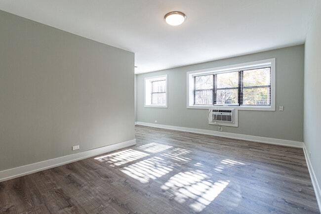 Building Photo - 525 W Surf St