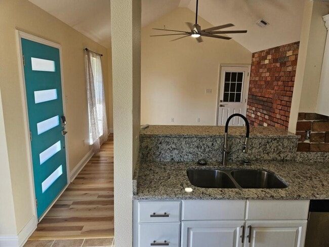 Photo - 303 Twin Lakes Blvd