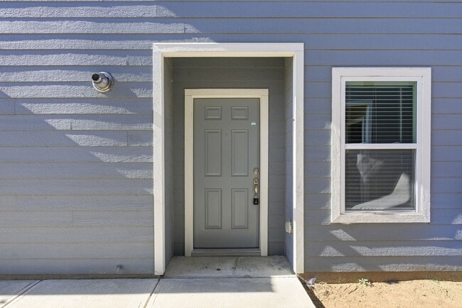 Photo - 402 Marsh Ln
