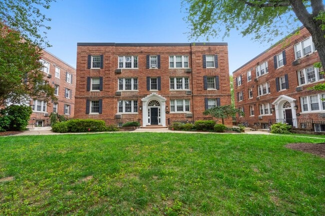 Building Photo - 4481 MacArthur Blvd NW Unit B2