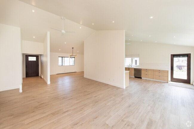 Building Photo - 663 Surrey Rd Rental