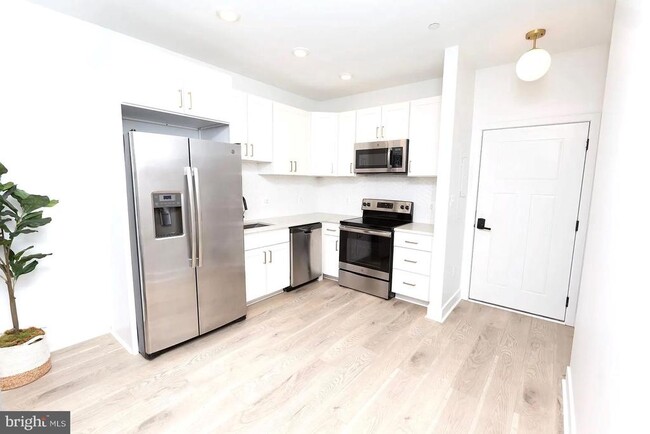 Building Photo - 1702 Light St Unit 401 Rental