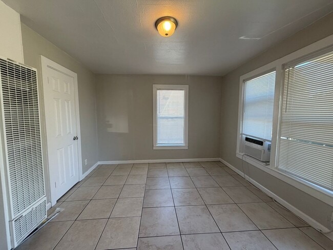 741 Mariposa Ave