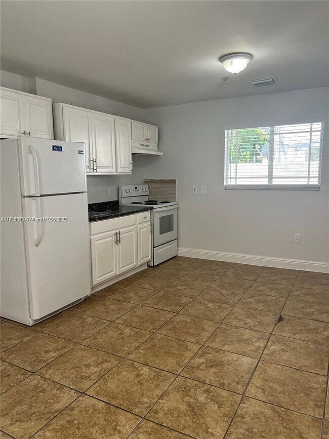 Building Photo - 1930 SW 2nd St Unit 1-1 Rental