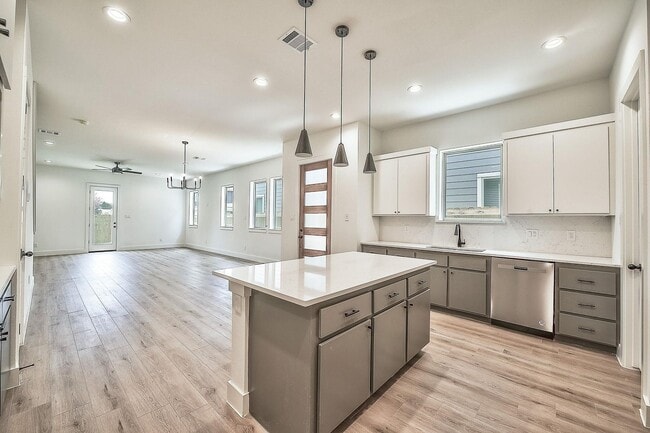 Photo - 1632 Davis Ave