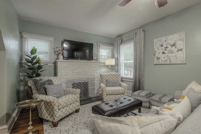 Building Photo - 1145 W 41st Terrace