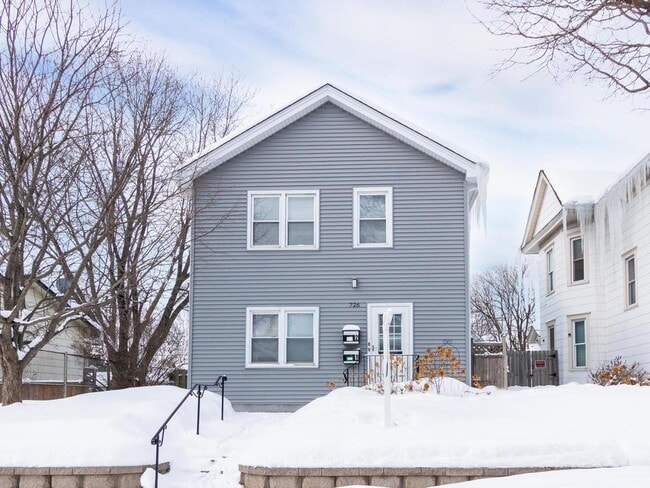 Photo - 726 Quincy St NE