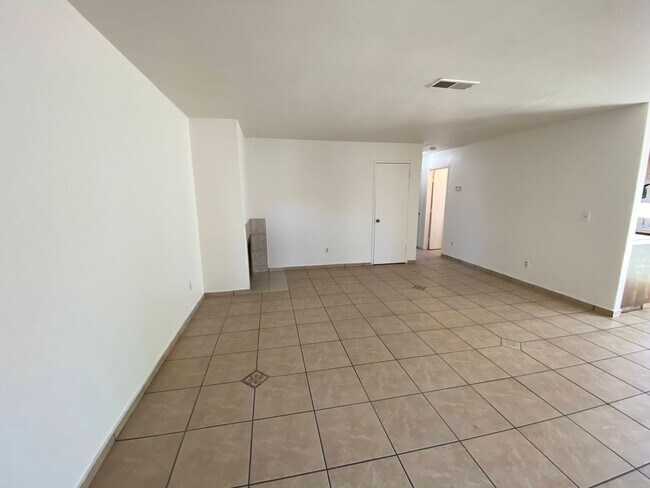 Photo - 829-831 Dundee Wy Unidad 827