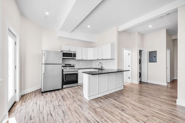 Photo - 465 E 8th St