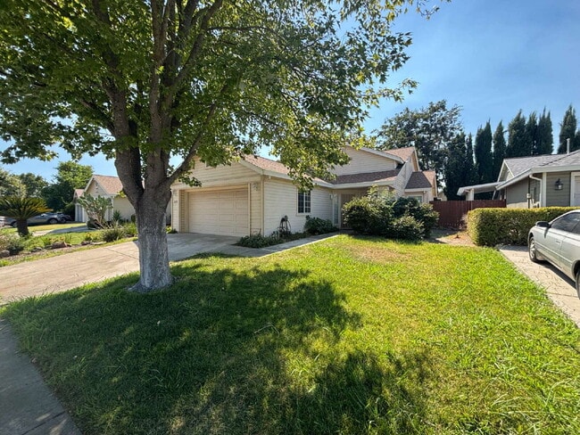 Building Photo - Charming 3 Bed / 2 Bath Home on a Quiet Cul-de-Sac with Spacious Backyard!