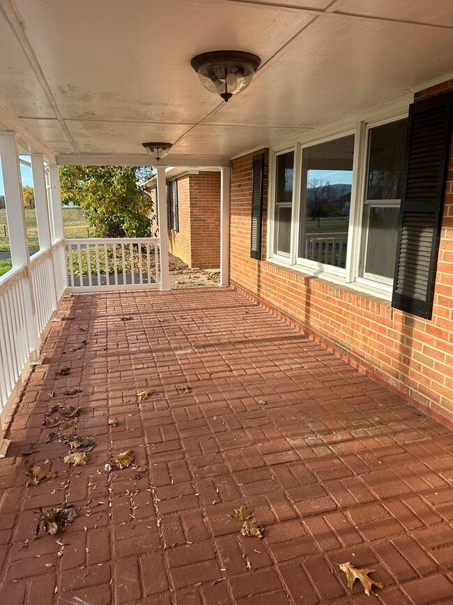 Photo - 1308 Minebank Rd