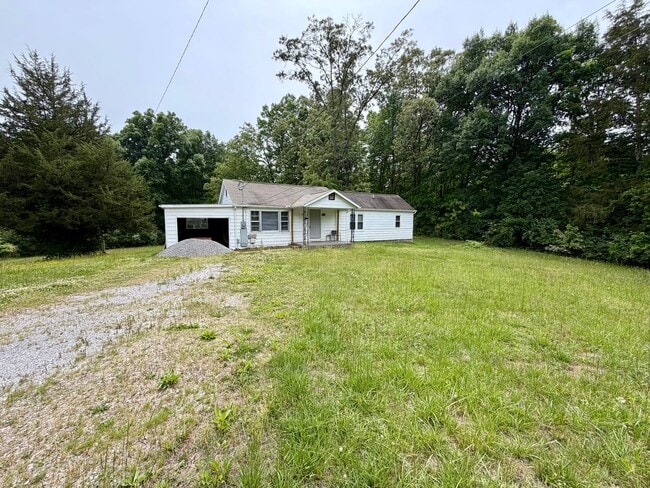 Building Photo - Knoxville 37914 - 3 bedroom, 1 bath home - Contact Tara Hayes (865) 242-8010