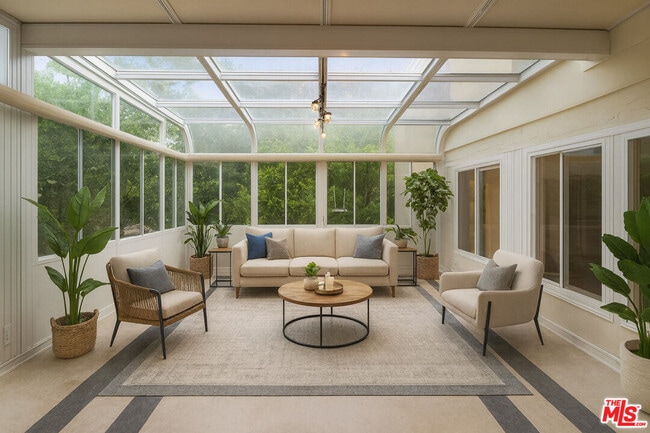 Building Photo - 713 Elm Dr