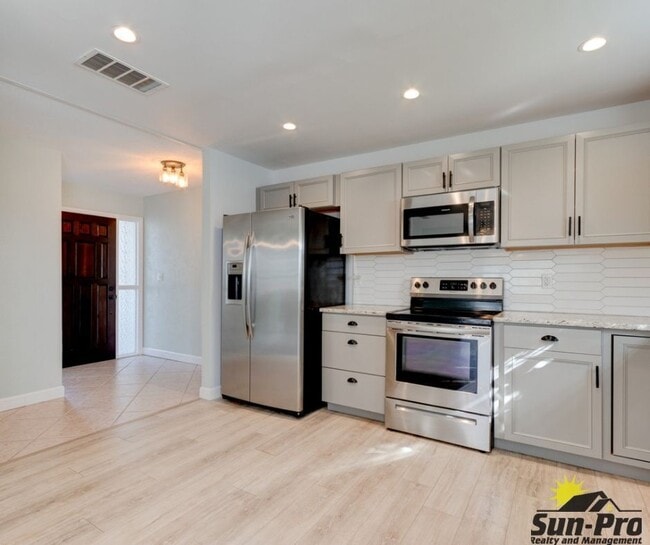 Photo - 743 Knollview Blvd