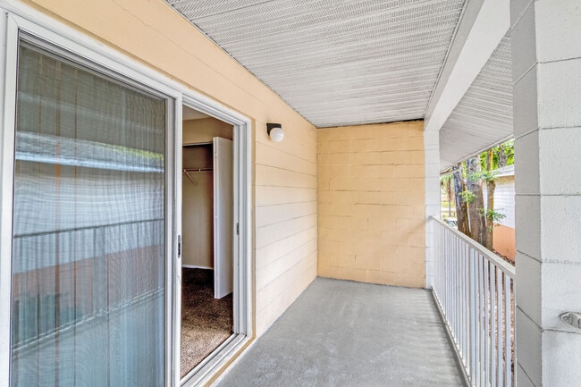 Photo - La Vista Oaks Apartments