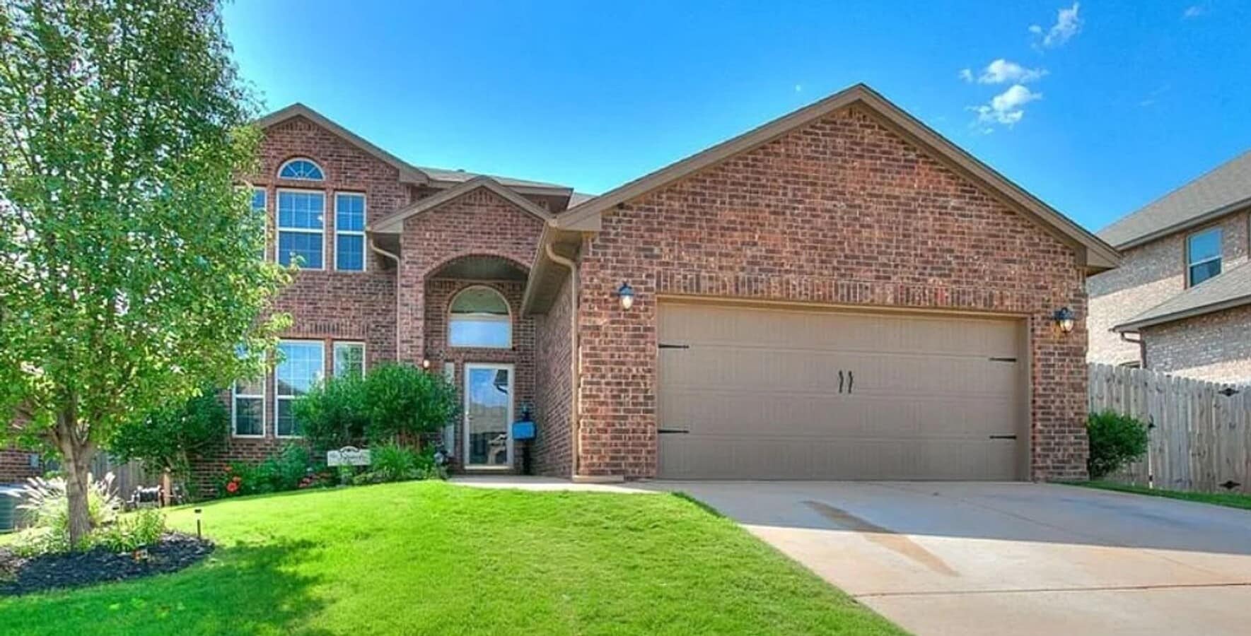 Beautiful 4 Bedroom Home in Surrey Hills! - Beautiful 4 Bedroom Home in Surrey Hills!