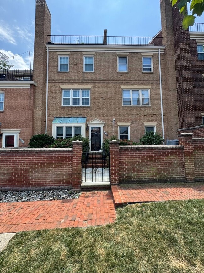 Building Photo - Rare Secluded Two Bedroom Arlington Townho... Rental