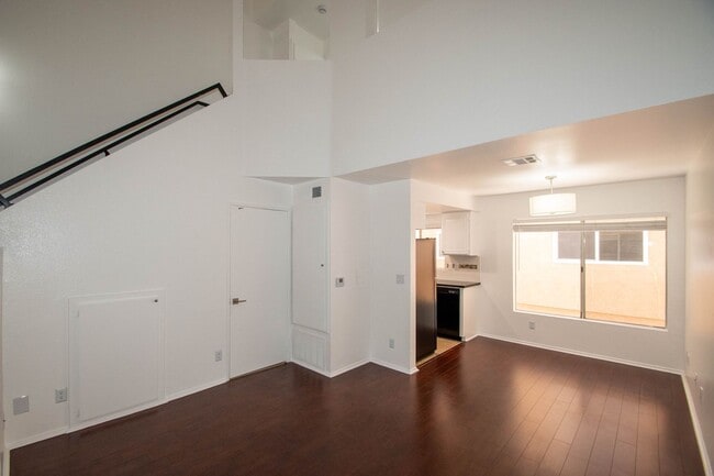 Photo - 5328 Riverton Ave Unit 203