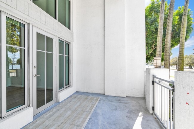 Photo - 300 S Australian Ave Unidad 125