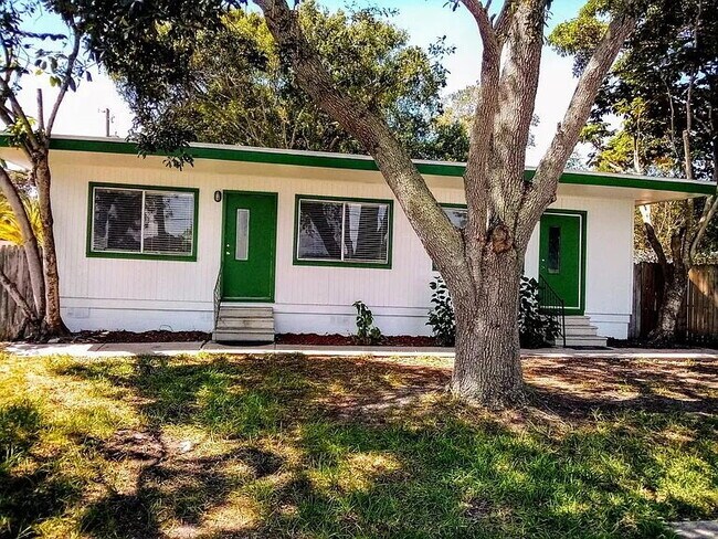 1/2  Duplex - Large two bedroom with W/D hook up, Seminole FL