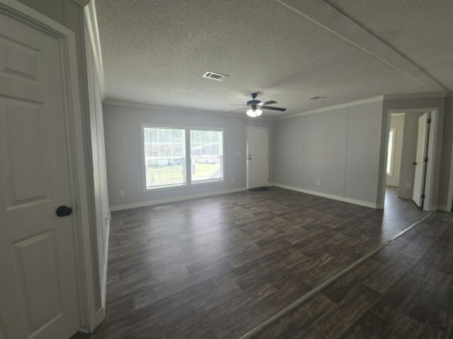 Photo - 323 Elm Ln
