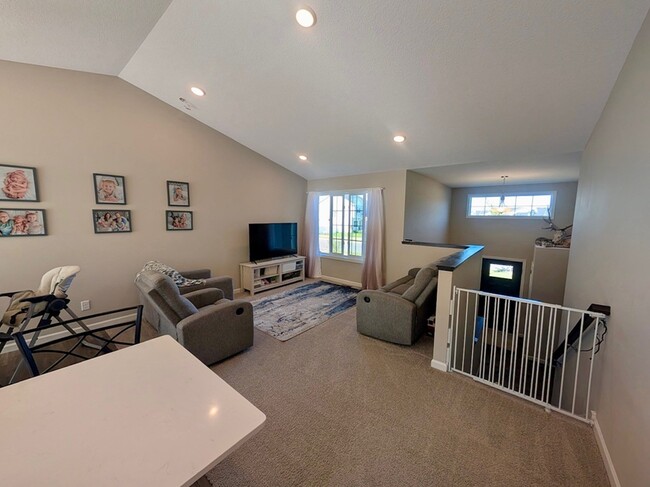 Photo - 451 Mallard St NE