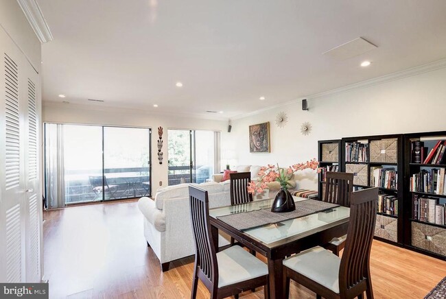 Photo - 1023 Quincy St NE