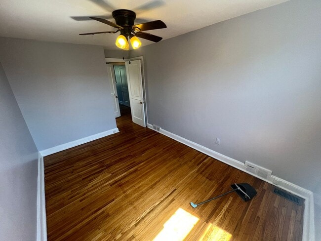 Photo - Charming Modern 3 Bedroom w/ Washer & Dryer & Optional 4th Bedroom in Basement | Overbrook