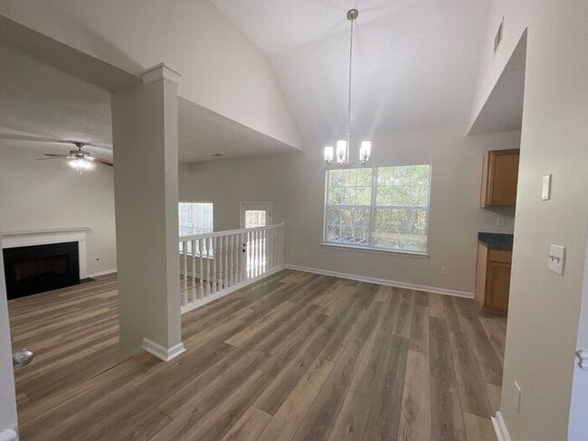 Photo - 3587 Oakshire Way SE