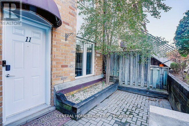 Photo - 988 Sheppard Ave W