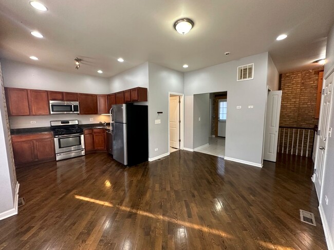 Photo - 2748 W Le Moyne St Apartments Unit 3E