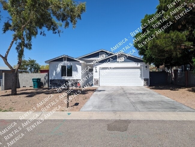 Building Photo - 526 S Crismon Rd
