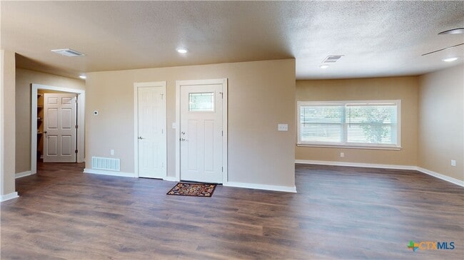 Photo - 952 Fannin Loop