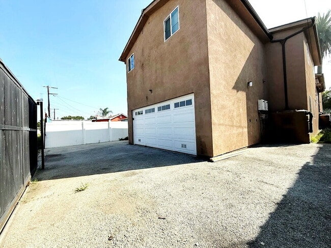 Photo - 827 E 74th St