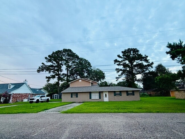 Building Photo - 2330 S John Ave