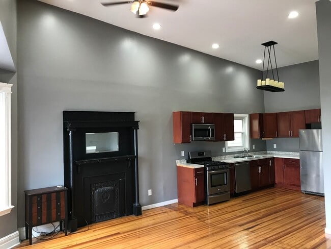 Building Photo - 4 bedroom, 1 bath Unit 2 -  2