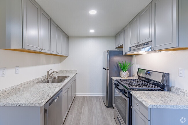 2BR, 2BA - 900SF