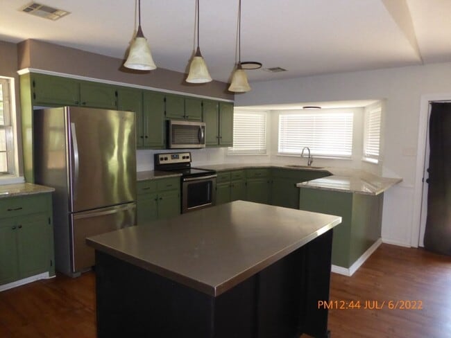 Building Photo - 2315 NE Village Dr