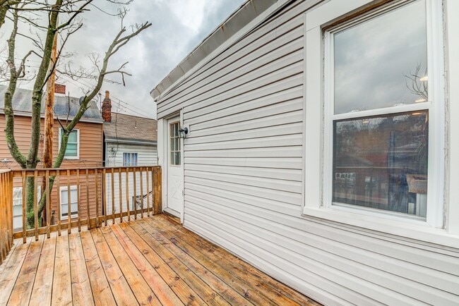 Building Photo - 744 Proctor Wy Unit Apt. 2