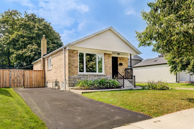Building Photo - 33 Mendip Cres