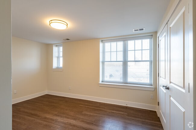 2BR, 1BA - 857SF - Kirby Manor